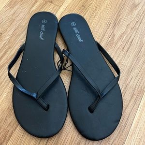 NWT black flip flops
